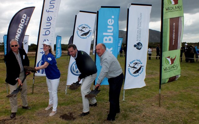 Vlnr is David Polkinghorne, Bridget Harpur, dr Andrew Venter en Wilfred Chivell  tydens  die  sooispit-seremonie van die beplande African Penguin & Seabird Sanctuary